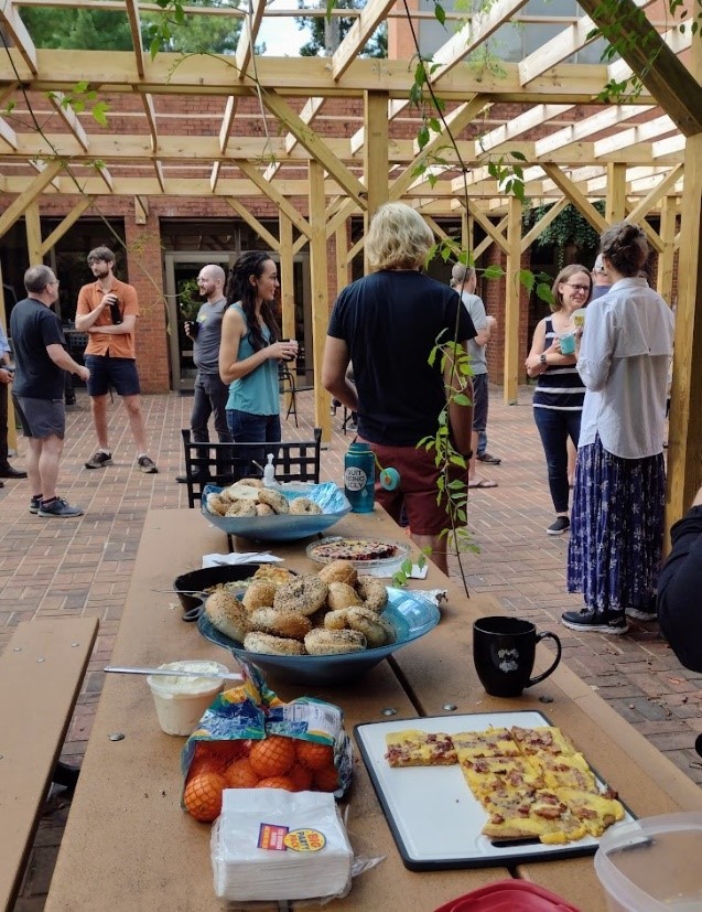 Ecology coffee hour in the courtyard. Photo: Sonia Altizer.